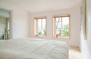 3 bedrooms, desk, free WiFi, bed sheets