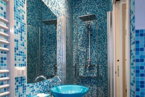 Dusche, Haartrockner, Bidet, Handtücher