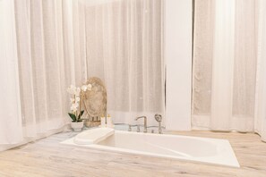 Hair dryer, towels, soap, toilet paper - Spacious 3-bedroom Private Pool villa with AC in Kerobokan/Near Changu (Kerobokan/Kec Kuta utara)