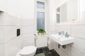 Shower, hair dryer, towels, soap - Deluxe Suite near Messe Berlin 2 Bathrooms 8 Guests (Berlin)