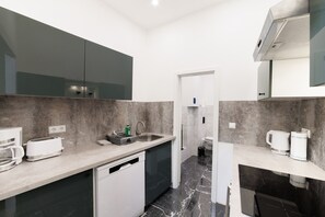 Mikrowelle, Ofen, Herdplatte, Geschirrspüler