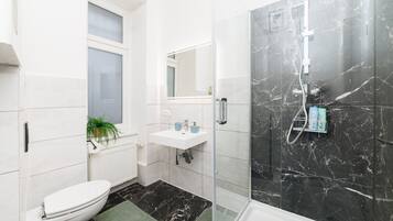 Dusche, Haartrockner, Handtücher, Seife