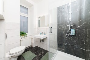 Dusche, Haartrockner, Handtücher, Seife