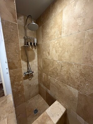 Haartrockner, Handtücher, Seife, Toilettenpapier