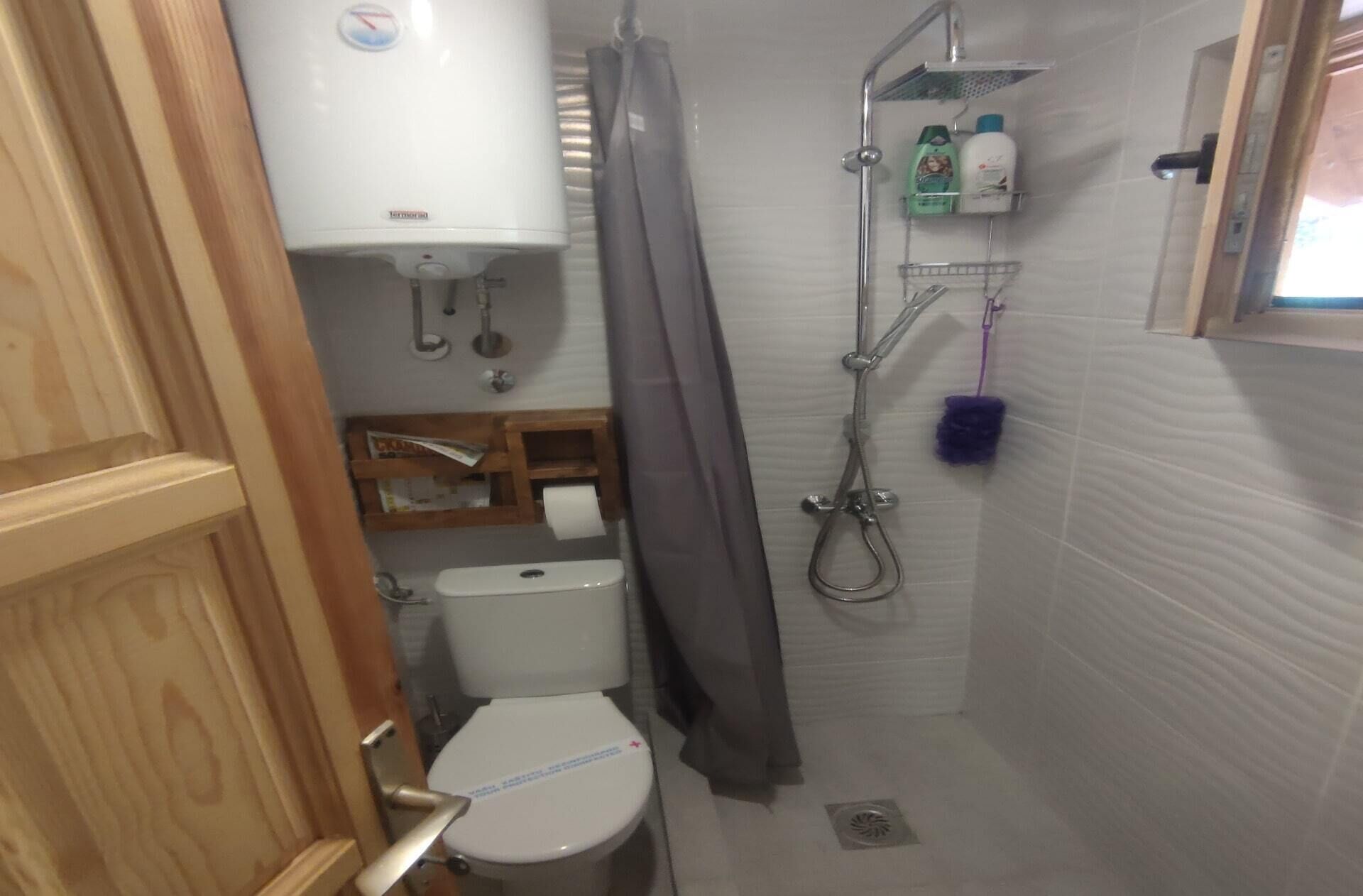 Een douche, een haardroger, handdoeken, zeep