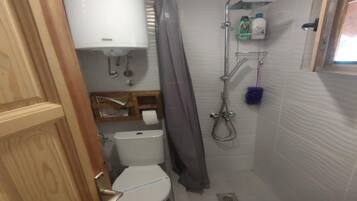 Een douche, een haardroger, handdoeken, zeep