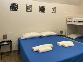 Caja de seguridad en la habitación y tabla de planchar con plancha 