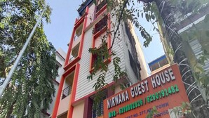 Letrero de la Casa de Huéspedes Nirwana, con datos de contacto e información de ubicación.