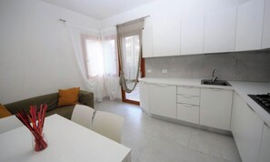 Private kitchen - Rosolina Mare Getaway Near Adriatic Sea (Rosolina)