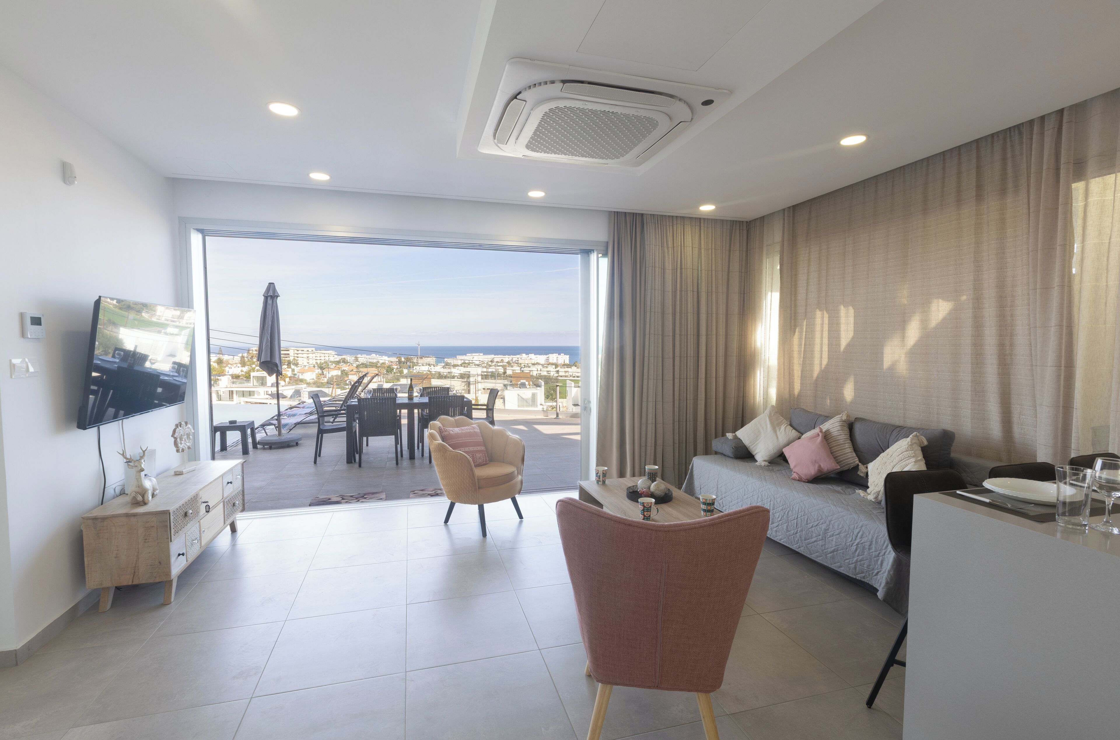 Villa, 4 habitaciones, piscina privada, vistas a la ciudad | Sala de estar