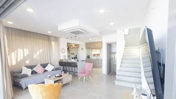 Villa, 4 slaapkamers, privézwembad, uitzicht op stad | Woonkamer