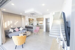 Villa, 4 slaapkamers, privézwembad, uitzicht op stad | Woonkamer