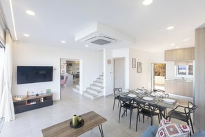 Villa, 4 slaapkamers, privézwembad, uitzicht op de stad | Dineerruimte