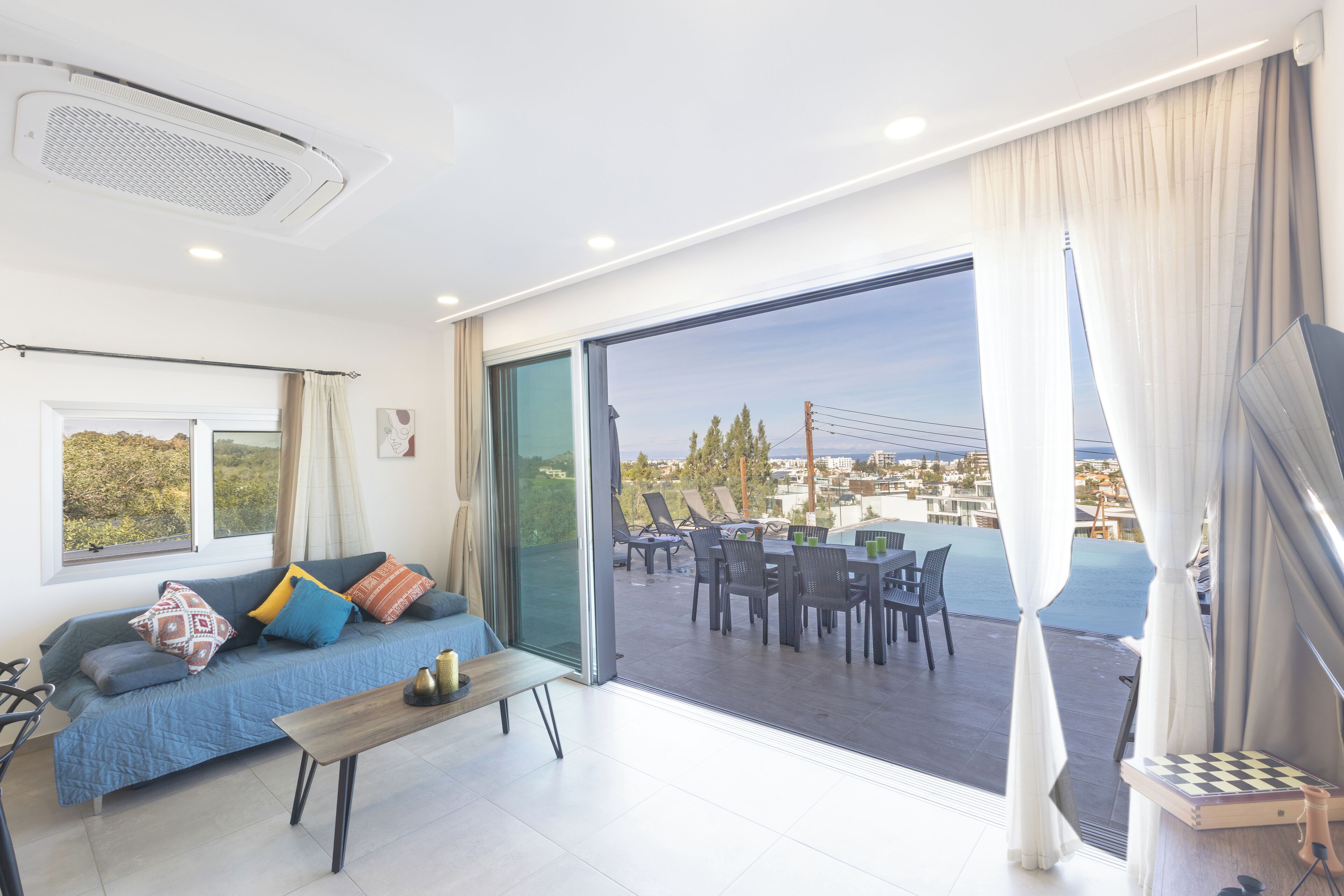 Vila, 4 quartos, piscina particular, vista para a cidade | Sala de estar