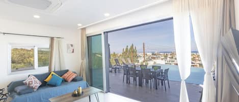 Vila, 4 quartos, piscina particular, vista para a cidade | Sala de estar