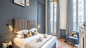 4 slaapkamers, een bureau, een strijkplank/strijkijzer, reisbedje