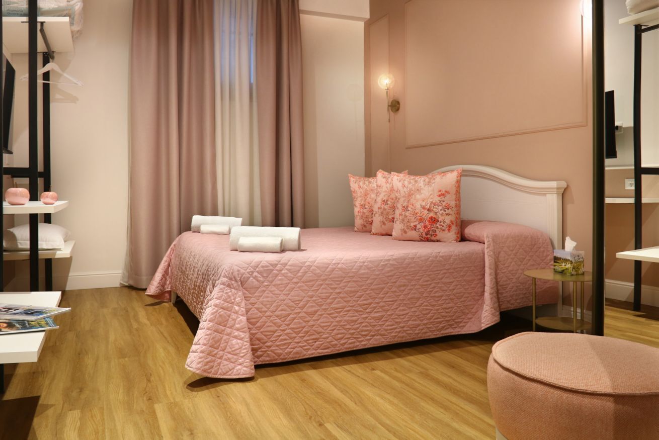 Tallelokero huoneessa, silitysrauta/-lauta, vauvan matkasänky