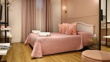 Tallelokero huoneessa, silitysrauta/-lauta, vauvan matkasänky