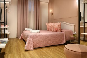 Zimmersafe, Bügeleisen/Bügelbrett, Reisekinderbett