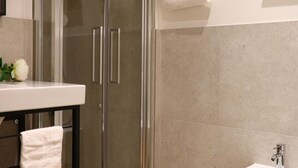 A modern bathroom with a glass shower enclosure, a white sink, and a towel rack. - Address: Calle del Forno, 3776 - CastelloGoogle maps' position : https://maps.app.goo.gl/8ZB3pERQmRtSMLuj6The apartment is located on the ground floor, completely restored and finely furnished, consisting of two bedrooms (one double and one with two sing (Venezia)