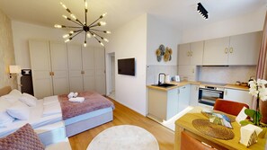 Ferros/tábuas de passar roupa, acesso à internet, roupa de cama