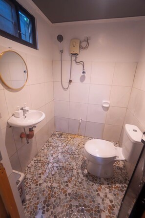 Classic Bungalow, 2 Bedrooms, Balcony | Bathroom | Shower, hair dryer, bidet, towels - JJ Siargao Homestay (General Luna)