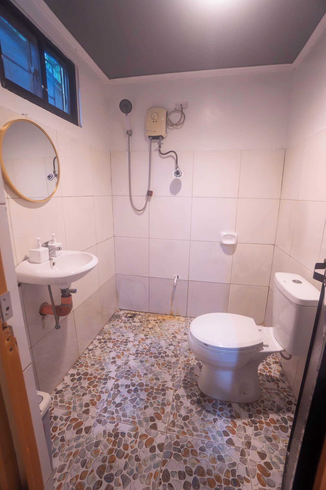 Triple Room, Balcony | Bathroom | Shower, hair dryer, soap, shampoo