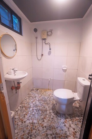 Tremannsrom, balkong | Bad | Dusj, hårføner, såpe og sjampo