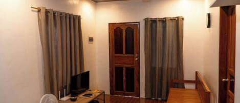 Classic Bungalow, 2 Bedrooms, Balcony | Living area