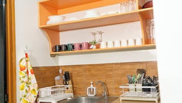 Bungalow – classic, 2 soverom, balkong | Eget kjøkken | Kjøleskap, riskoker, kjøkkenutstyr og fryser