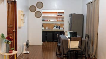 Bungalow – classic, 2 soverom, balkong | Spiseområde på rommet