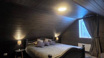 3 bedrooms, desk, iron/ironing board, travel crib