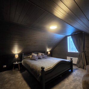 3 camere, una scrivania, ferro/asse da stiro, culla da viaggio