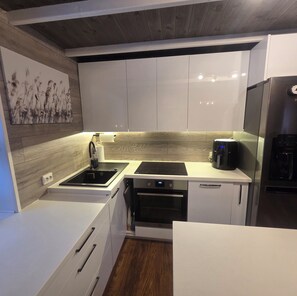 Frigorifero, microonde, forno, piano cottura