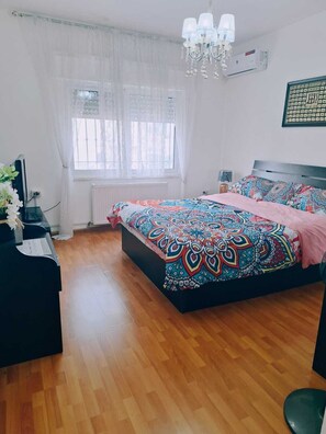 3 bedrooms, iron/ironing board, WiFi, bed sheets - Charming 3-bedroom apartment with AC in vibrant Amman (Amman)