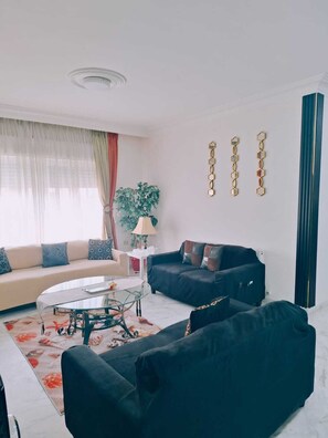 Smart TV - Charming 3-bedroom apartment with AC in vibrant Amman (Amman)