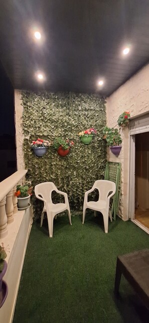 Terrace/patio - Charming 3-bedroom apartment with AC in vibrant Amman (Amman)