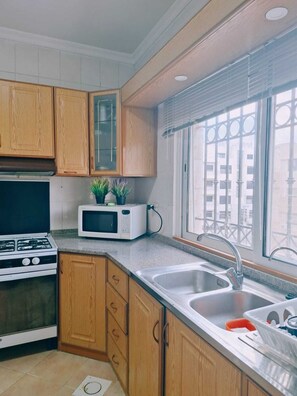Private kitchen - Charming 3-bedroom apartment with AC in vibrant Amman (Amman)