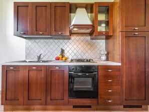 Fridge, oven, stovetop, cookware/dishes/utensils - A cozy apartment surrounded by the nature (Iscra E Voes)