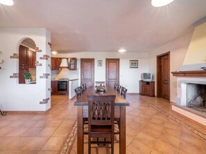 Dining - Home thoughtfully designed to offer comfort (Iscra E Voes)
