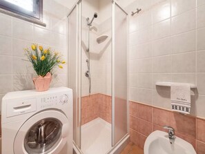 Shower, hair dryer - Home thoughtfully designed to offer comfort (Iscra E Voes)