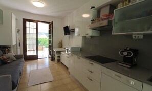 Fridge, microwave, stovetop, dishwasher - Relaxing villa with fenced garden (Lignano Sabbiadoro)