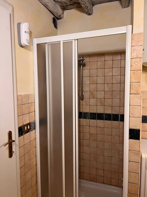 Shower, hair dryer, bidet, towels - Stone Apartment Hostoric center - Coliseum (Roma)