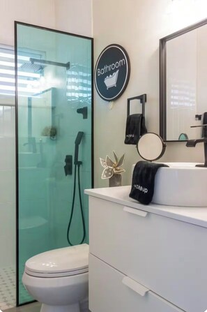 Douche, sèche-cheveux, serviettes fournies, savon