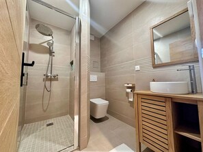 Shower, hair dryer, towels, soap - Au coeur des vignes-Charming house in Pierry 🍾 (Pierry)