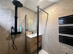 シャワー、ヘアドライヤー、タオル、石鹸