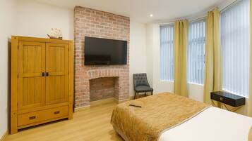 Luxury House, City View | Blackout drapes, iron/ironing board, free WiFi