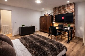 Luxury House, City View | Blackout curtains, iron/ironing board, free WiFi - 4-BR Liverpool House Free Parking (Liverpool)