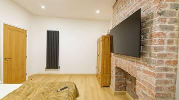 Luxury House, City View | Blackout drapes, iron/ironing board, free WiFi