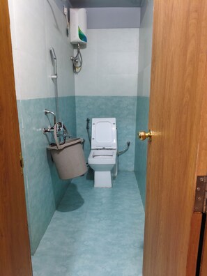 Standard Double Room, City View | Bathroom | Slippers, towels, soap, shampoo - Stayvilla Royal (Ranchi)